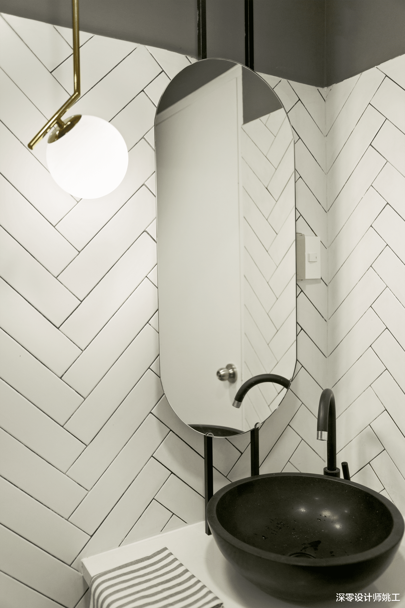 硬装还是越简洁大方越好，62㎡虽说装修不豪华，但胜在布置温馨