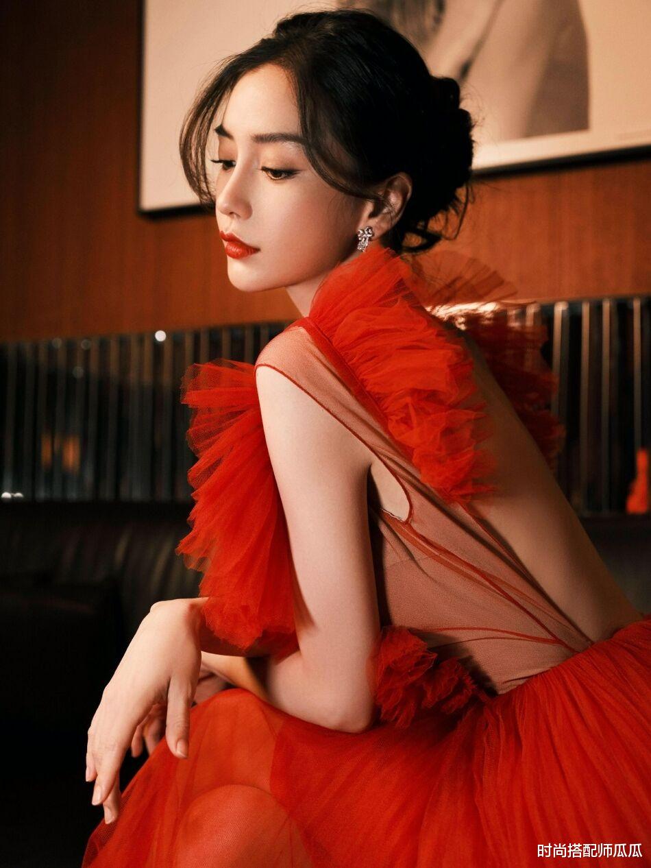 穿衣搭配 Baby穿红色心型纱裙上演“后背杀”，前面甜美后面性感，太会玩了