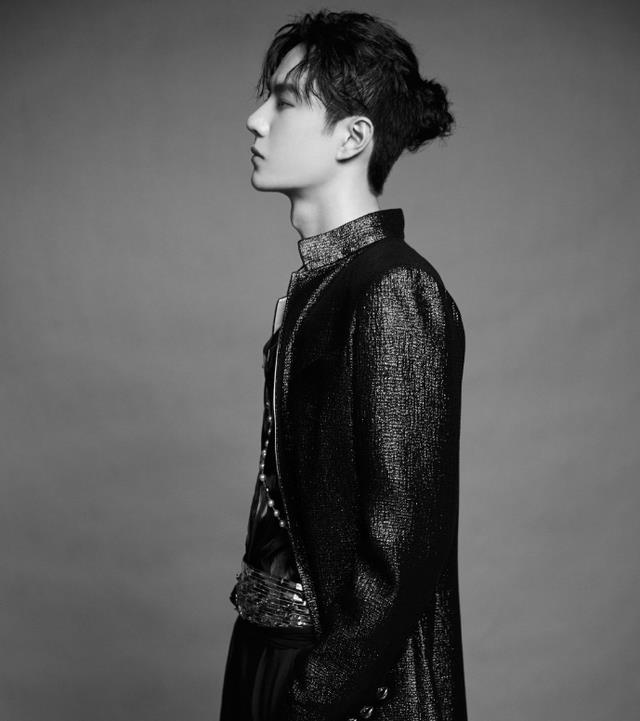 王一博|王一博成名后飘了?曝其机场脸色难看径直上车,留粉丝原地愣住