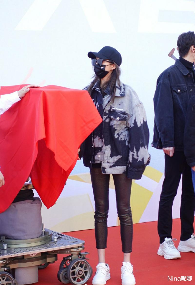 关晓彤|关晓彤现身开机活动，穿牛仔配皮裤九头身实力抢镜，比女二高一截
