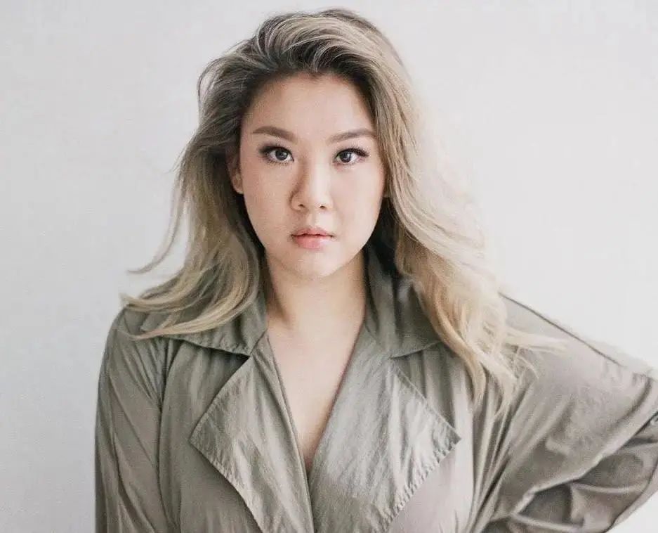 郑欣宜|郑欣宜生病住院，做完手术表情痛苦，未见父亲郑少秋