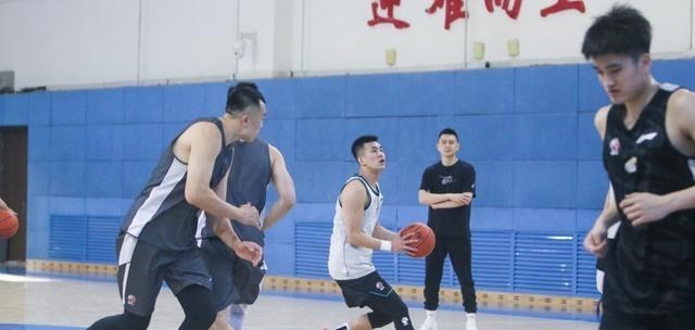 嘟小薯 央视直播!辽篮新赛季首秀遇上海,李春江全力争胜,杨鸣不敢大意