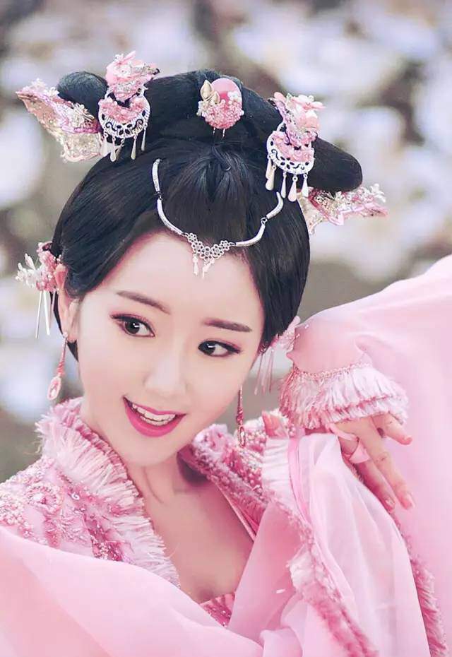 美瞳|眼睛好看的4位女星，不仅明亮动人还自带美瞳，网友：是心动感觉