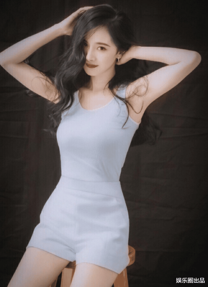 杨幂|杨幂光脚拍大片,道具只有一把椅子,却美得像“仙女下凡”