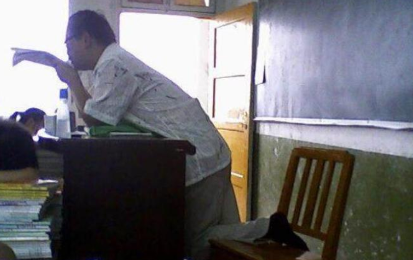 大学生|学生抓拍老师“尴尬时刻”，角度拿捏恰如其分，老师：放学等我