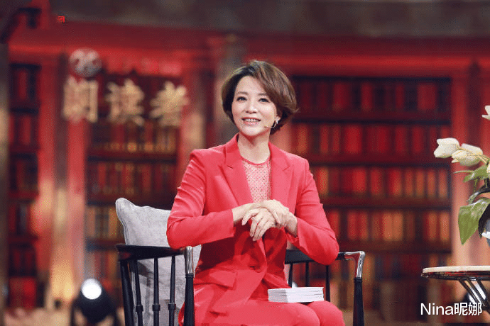 穿衣搭配|董卿主持功底深厚，久违露面穿夹克说顺口溜不结巴，罕剪刘海认不出来