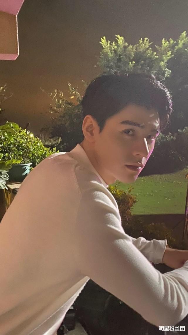 龚俊|龚俊回村吃流水席被拍，毫无明星架子很接地气，气质与众不同