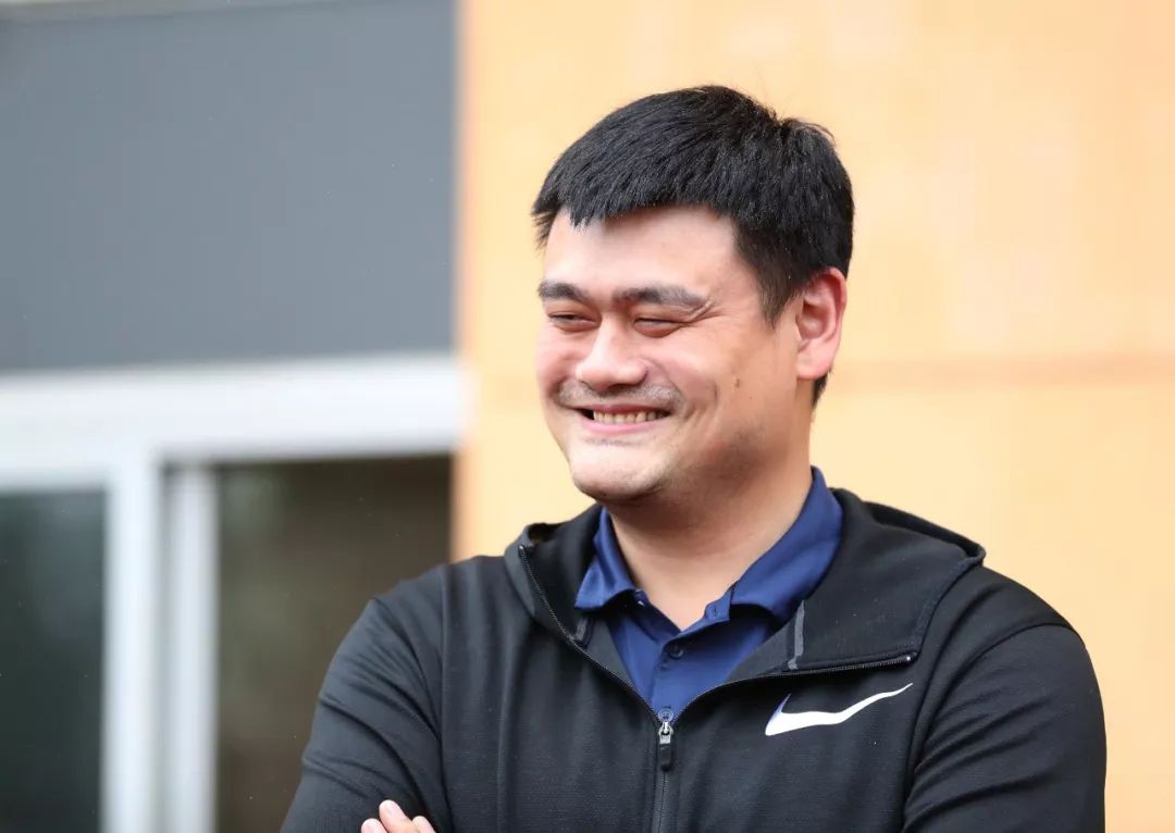 姚明|姚明近照,身材严重发福,他38岁的妻子,宛如少女显得韵味十足