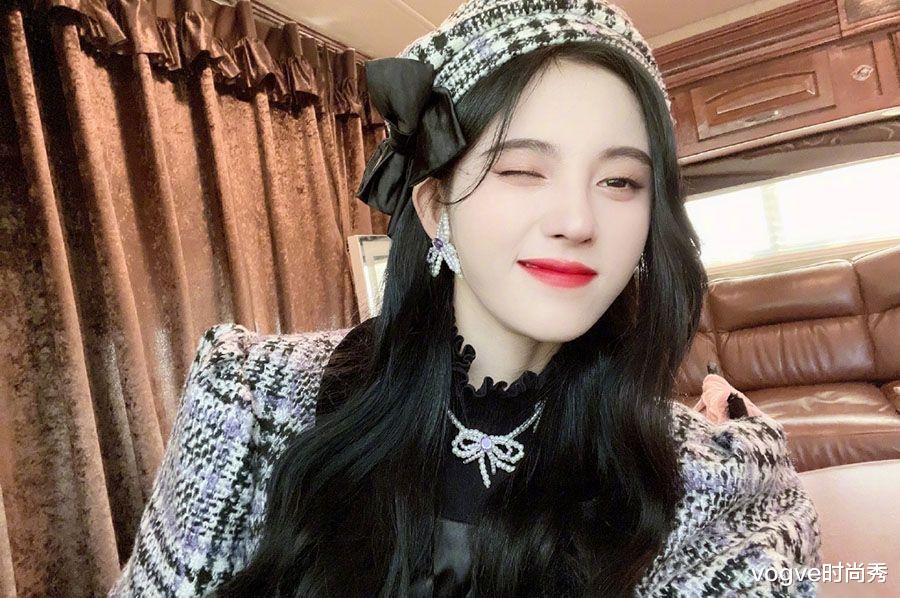 鞠婧祎|鞠婧祎穿山寨又翻车，和杨幂“同款”毛衣，却被嘲：假人穿假衣
