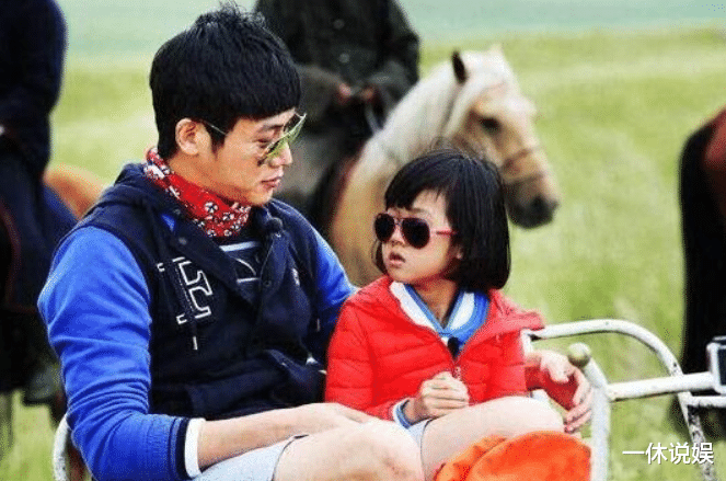 陆毅|鲍蕾携两女儿拍杂志封面，贝儿五官精致像陆毅，全家大长腿是亮点