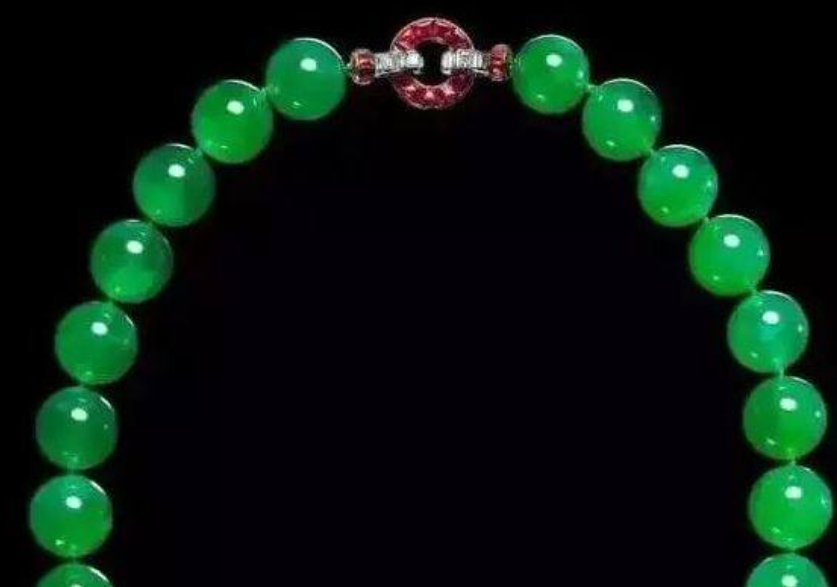 文玩|估价1000万的翡翠珠链，王刚看了都流口水，装它的盒子都值10万！