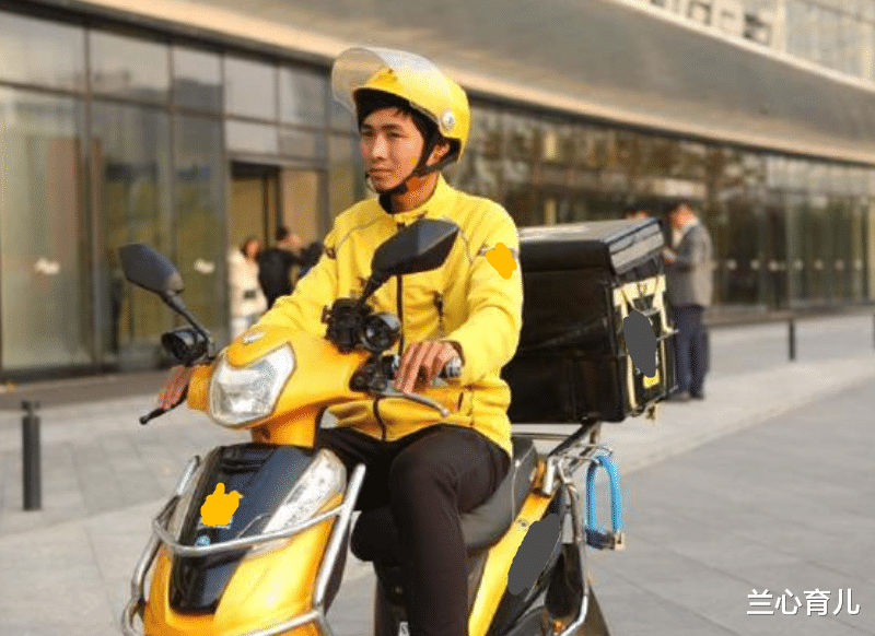 |毕业两年月薪三万，小伙却不敢回家，父亲：你的职业让我没脸见人