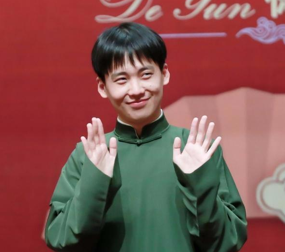 郭麒麟|郭德纲孟非互称“亲家”，郭麒麟害羞，看到孟非女儿，网友：般配