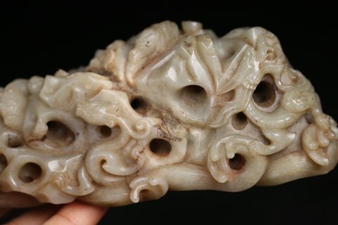 |清代，和田玉“海水龙纹”山子摆件