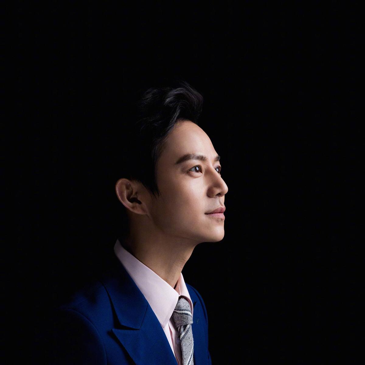 何炅|46岁何炅退出《快本》？出道26年首开工作室，主持界或将重新洗牌