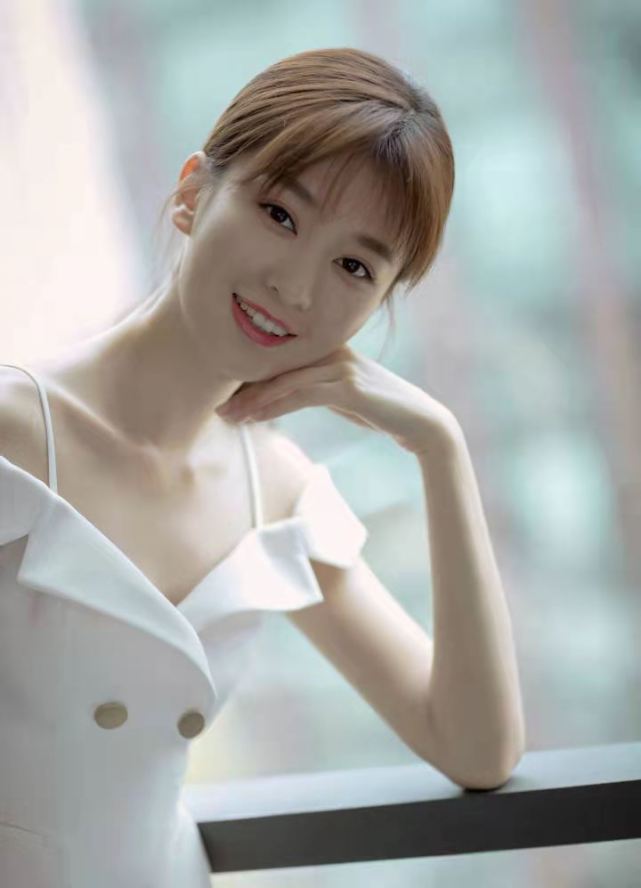 甄嬛传|蒋欣杨紫同框超甜！杨紫再现邱莹莹造型，乔欣也要来，简直梦回《欢乐颂》