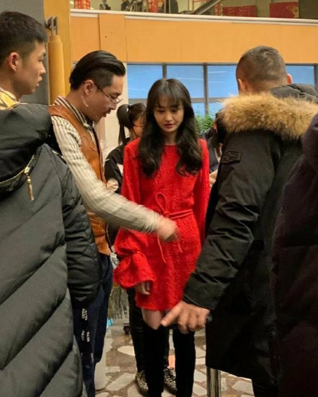 郑爽|郑爽被正式封杀后，圈内人爆出更猛的料，网友：要惊动税务部门了