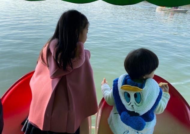 闲鱼有话说 汪峰一家四口出游,章子怡素颜出镜面容憔悴,两娃打扮得倒挺时髦