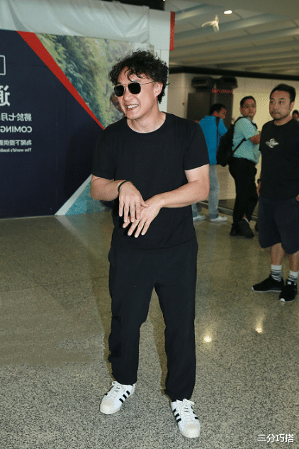 卷发|陈奕迅的卷发搭配真厉害，显发量多又能藏发际线，动作浮夸好抢眼