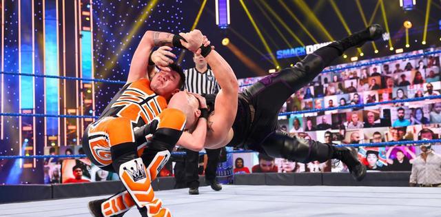 wwe|今日WWE藍色品牌節目五大亮點，艾吉對峙羅曼，塞薩羅血染現場