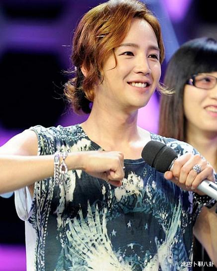 张根硕|亚洲王子张根硕近照引热议，瘦身后重回颜值巅峰，卷毛大眼宛若少年