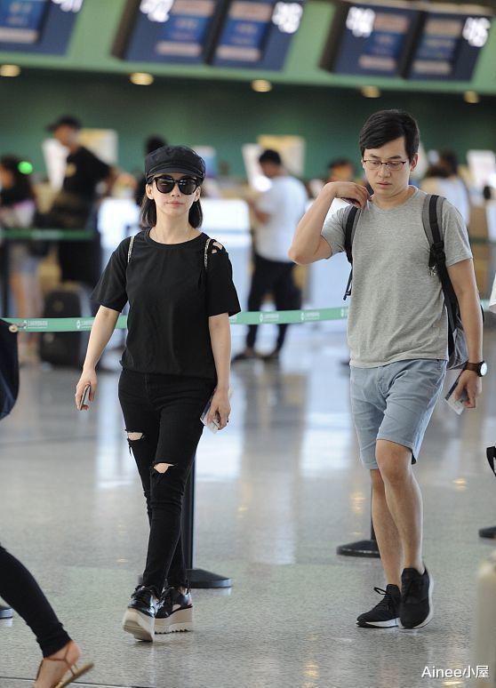 Ainee小屋|潘晓婷的身材看着有点单薄，粉色T恤配瑜伽裤，松垮感太明显