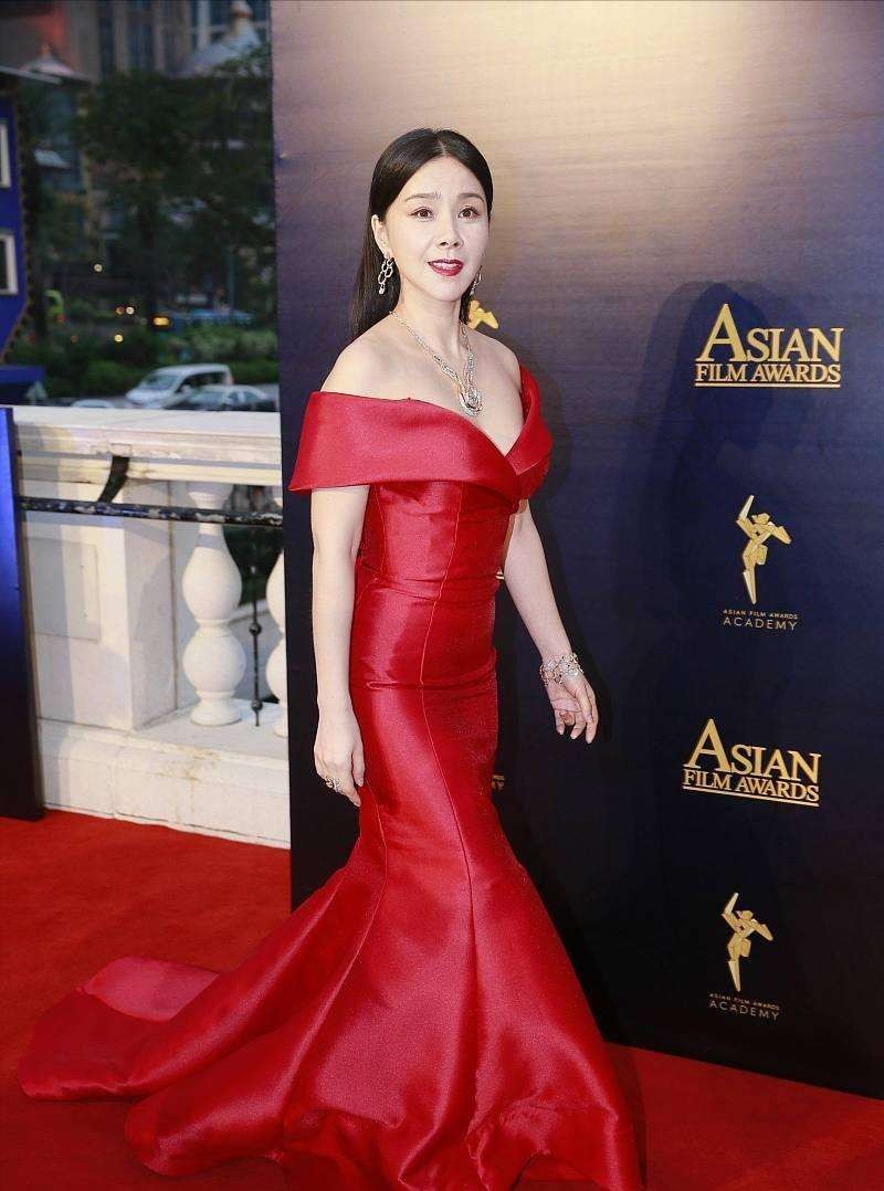 王冠|何琳：嫁给母校老师，为公婆息影5年，我一生只结一次婚