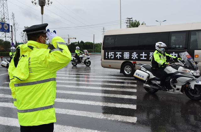 健康时报社 最高礼遇护航洱海坠机烈士回家，市民自发献花目送英雄魂归故里