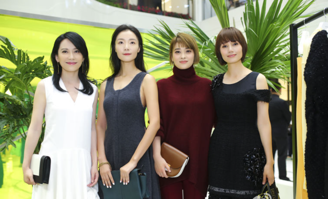 穿衣搭配 明星喜欢“乱穿衣”，袁泉同框梅婷穿搭两个季节，让人看不懂