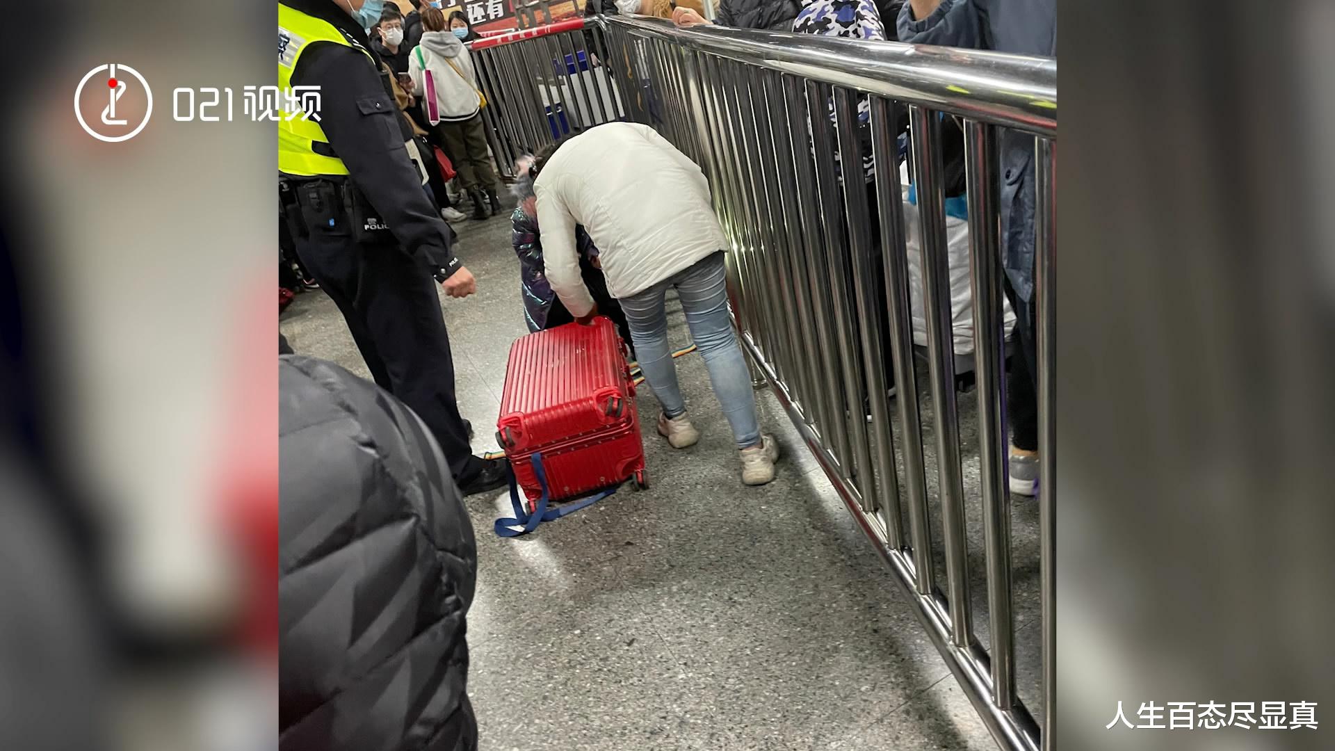 人生百态尽显真 上海一女子将女儿塞进行李箱拖行，原因让人咂舌，路人慌忙报警