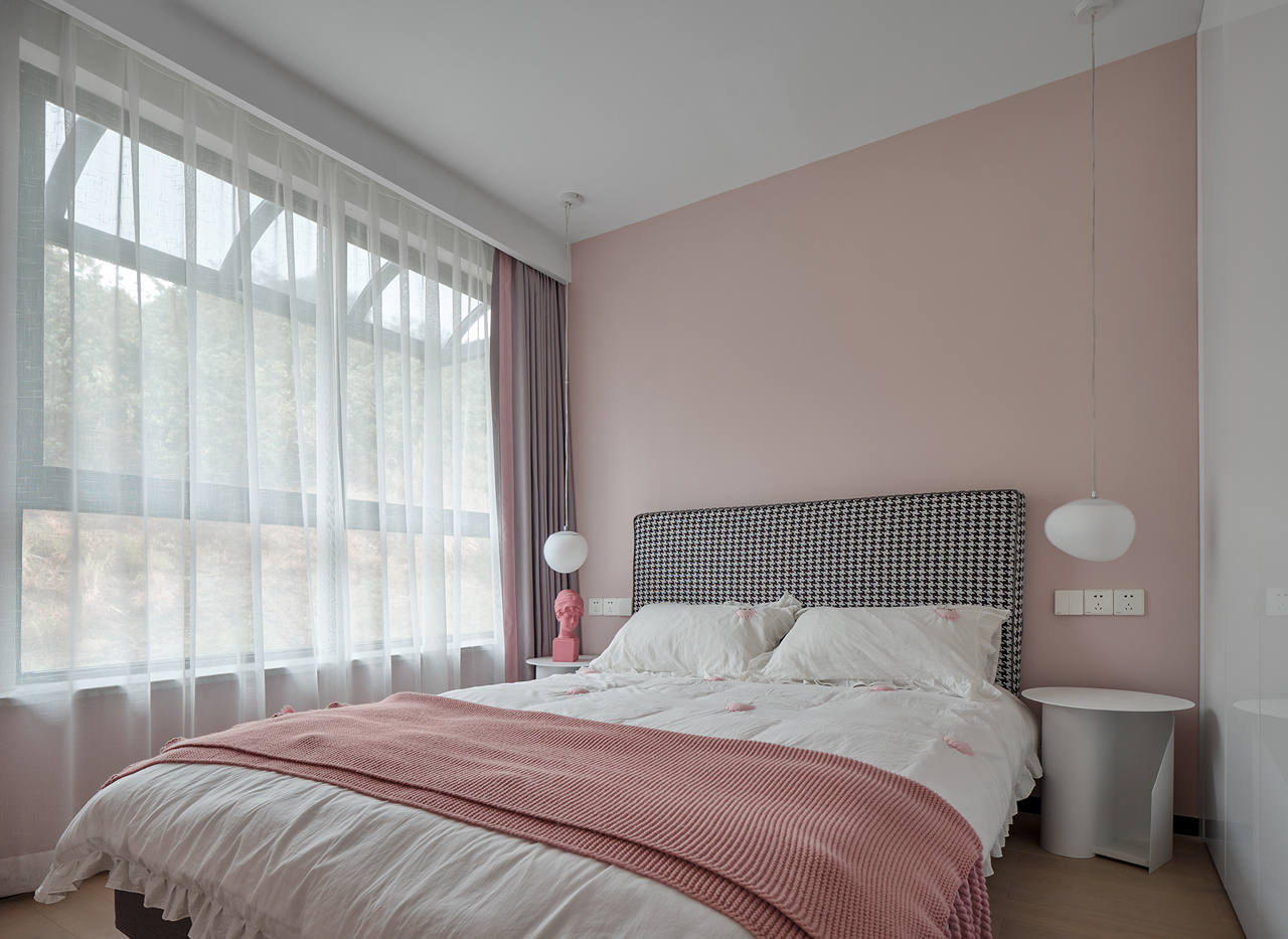 163㎡简约跃层,时尚黑白灰+暖心跳色,既稳重又温馨