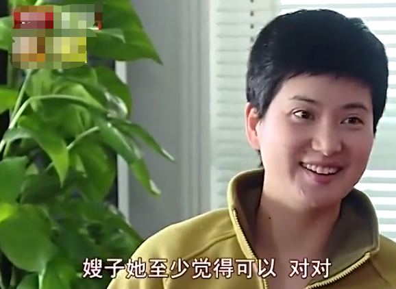 董勇|戏骨董勇现身简陋小饭馆，大方露脸无人识，46岁时二婚生女太幸福