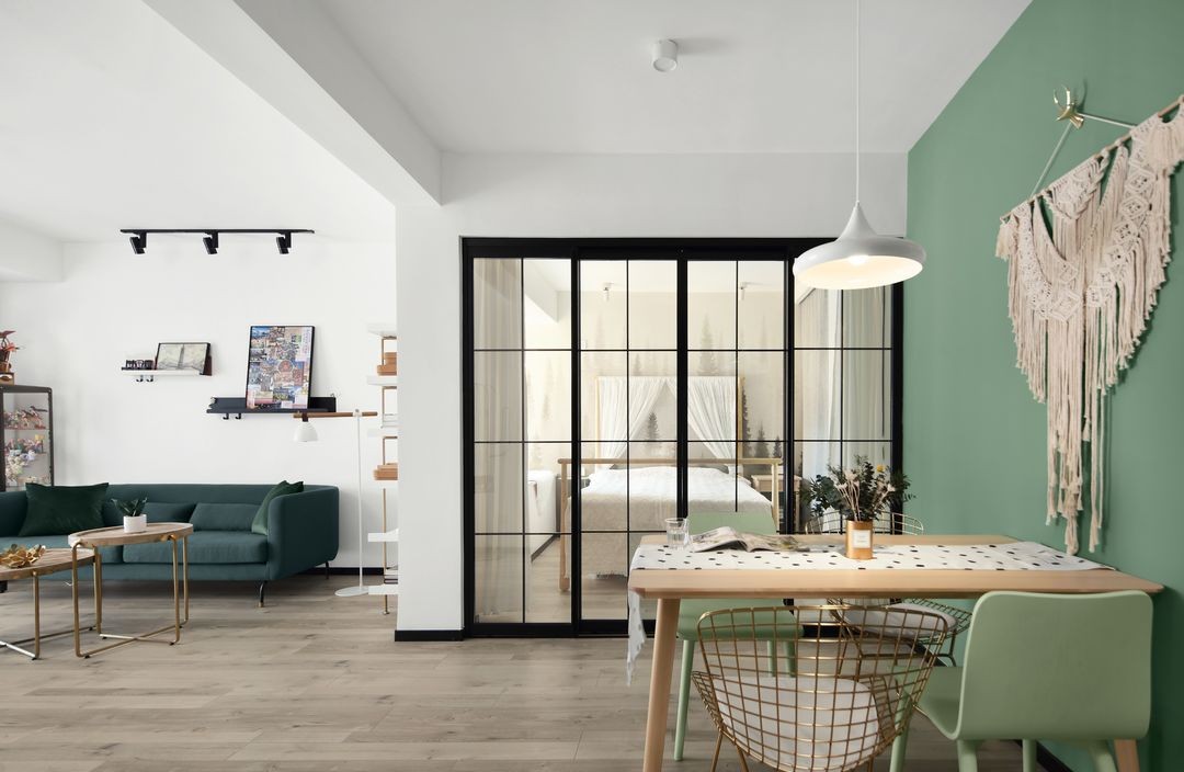 手办|绿色沙发搭配粉色座椅，还有专门的手办柜，身边的朋友都羡慕不已