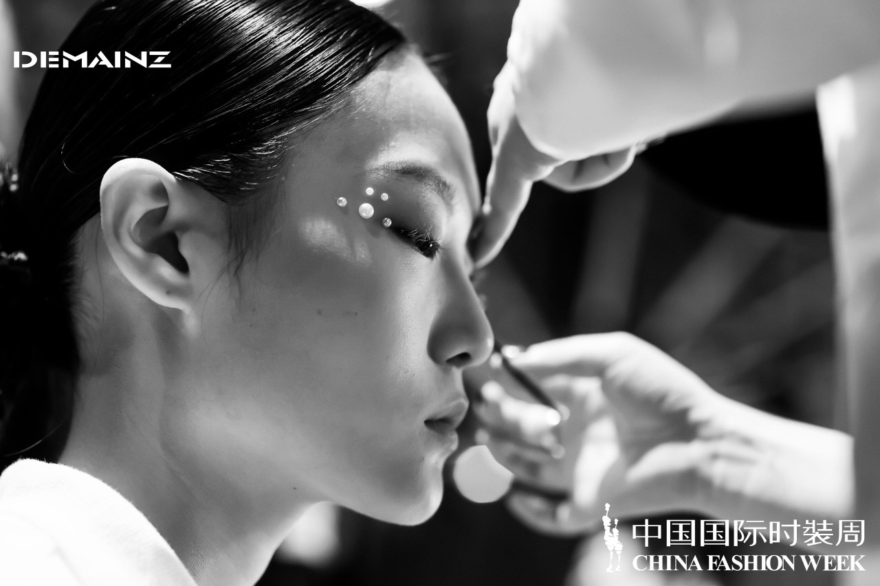 魔都时尚生活|陈志华·DEMAINZ地缦《幻醒》2022春夏时装周圆满发布|尚赋