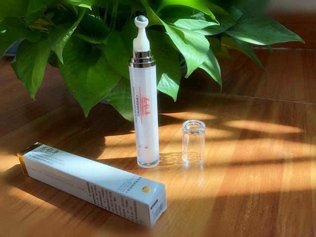 巫马玉龙|眼霜哪款好用?这些眼霜,对于年轻妹子做抗初老和补水非常适合