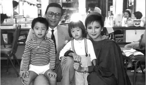 刘德华|谁还记得40年刘德华亲吻的婴儿？今已是国际巨星，名气比肩华仔！