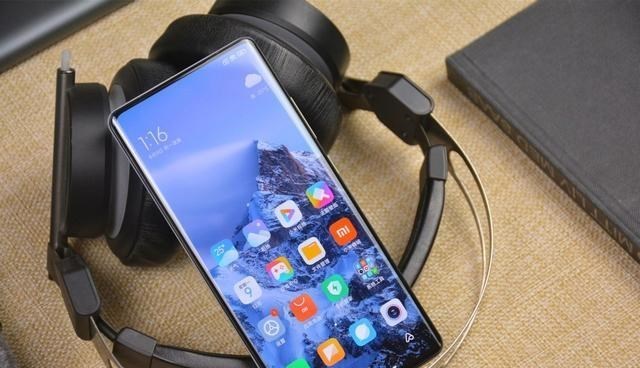 肖翻天和同学们 仅1499元！6nm芯片+5000mAh+120Hz原色屏，友商很有诚意