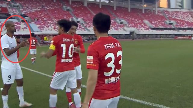 鄭智|滿滿的尊敬！鄭智打滿全場(chǎng)，賽后誰注意外援的舉動(dòng)，裁判也笑了