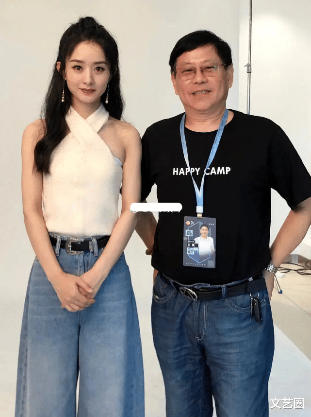 迪丽热巴|26位当红女星未修图曝光，与同一位工作人员合影，热巴惊艳赵丽颖温柔