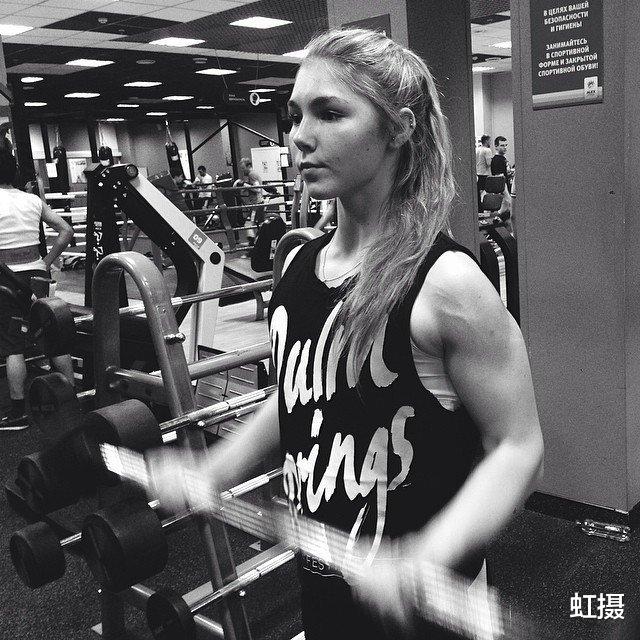 美国|最美金刚芭比，受施瓦辛格称赞！因探访东乌战场，被美国无情封杀