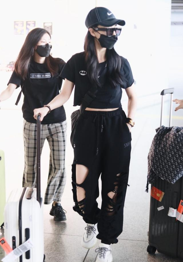 穿衣搭配|35岁的薇娅身材高挑纤瘦，穿黑T恤搭配黑色破洞工装裤，又飒又美