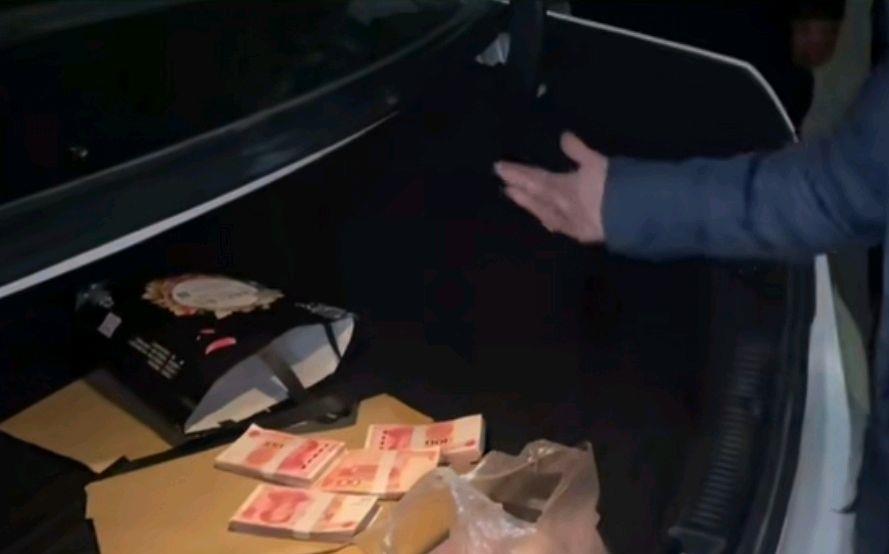 陈亚男|陈亚男妈妈退彩礼，镜头面前哭得泣不成声，大衣哥一家未现身搭理