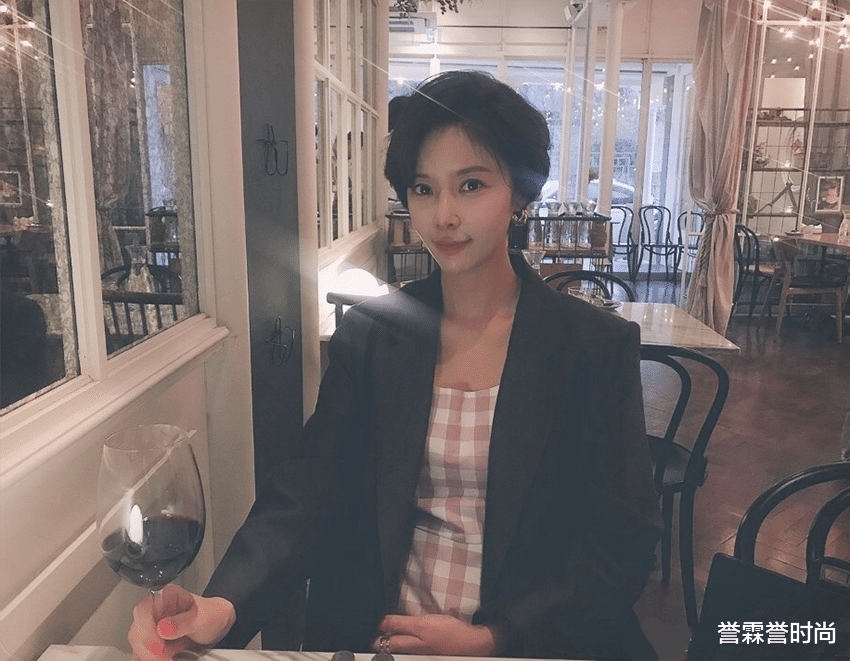 誉霖誉时尚 黄正音真会穿,“桌布”配西装差点认不出是韩星,造型还挺时尚的
