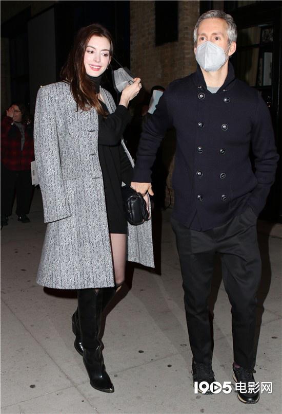 李沁|安妮·海瑟薇与丈夫谈笑风生 长靴配黑丝性感依旧