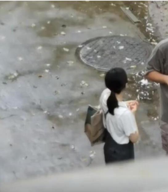 刘诗诗|王子文拍戏仍不忘男友，剧中还背着吴永恩送的手绘包，超甜蜜