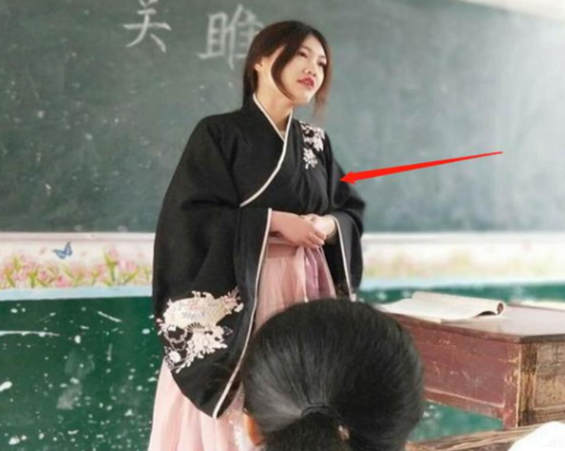 |90后女老师穿“洛丽塔”上课，配白丝+双马尾，家长：请自重