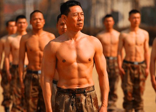 张丰毅|张丰毅拍戏回到家就被媳妇喊话脱掉衣服,家里一群闺蜜等看他腹肌