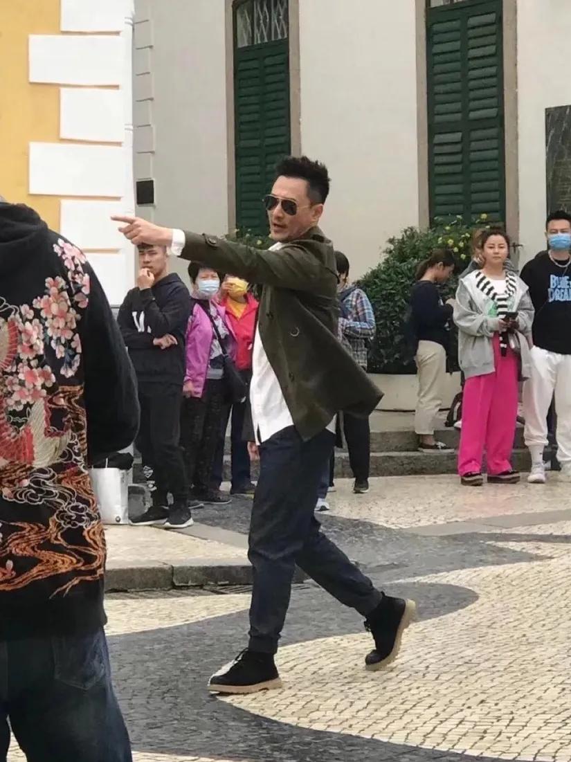 林峰|41岁林峰街头拍戏，身材发福依然型男范十足，胡渣造型显苍老