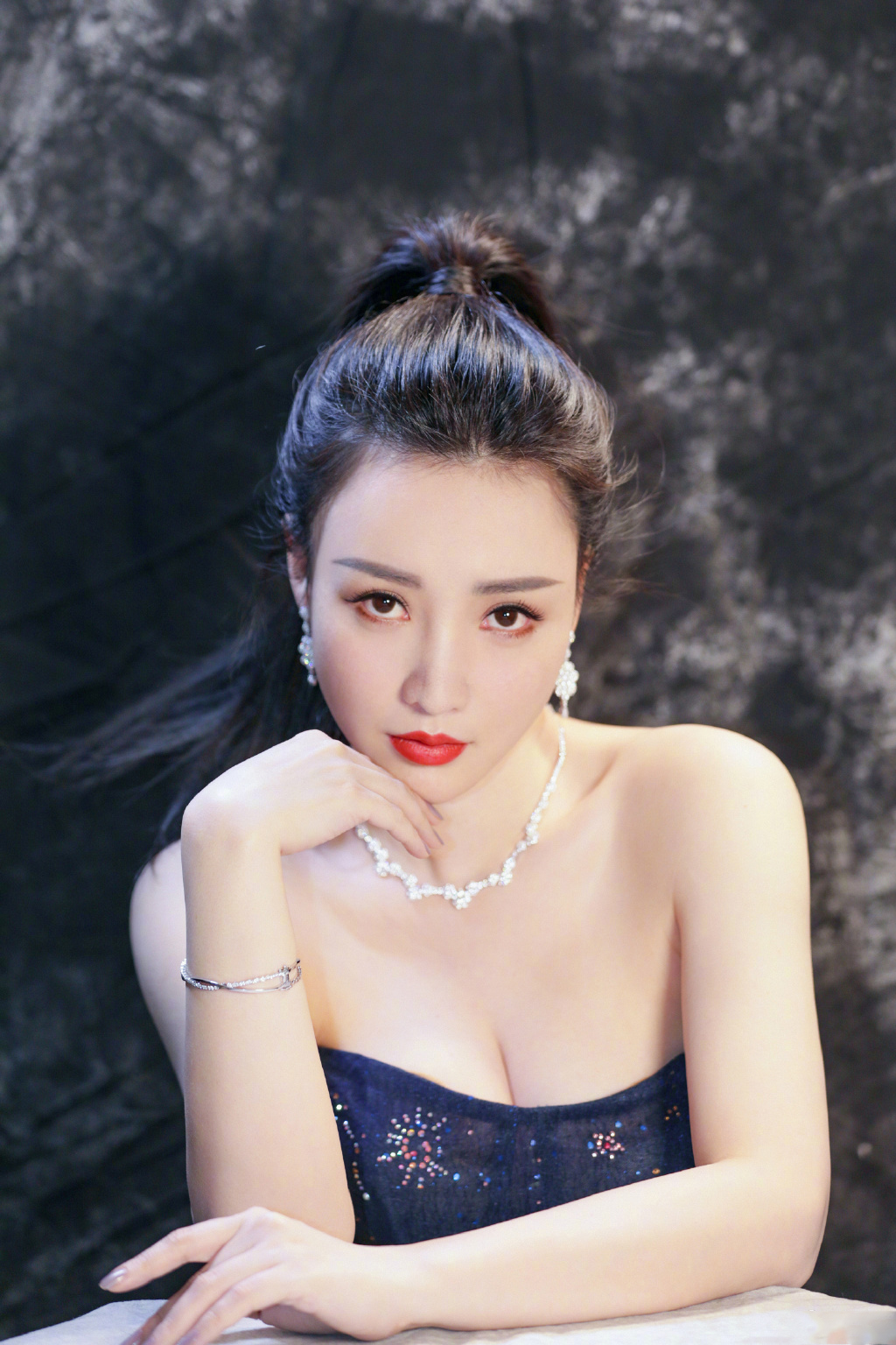 柳岩|明星穿礼服，只有柳岩穿出了魅力