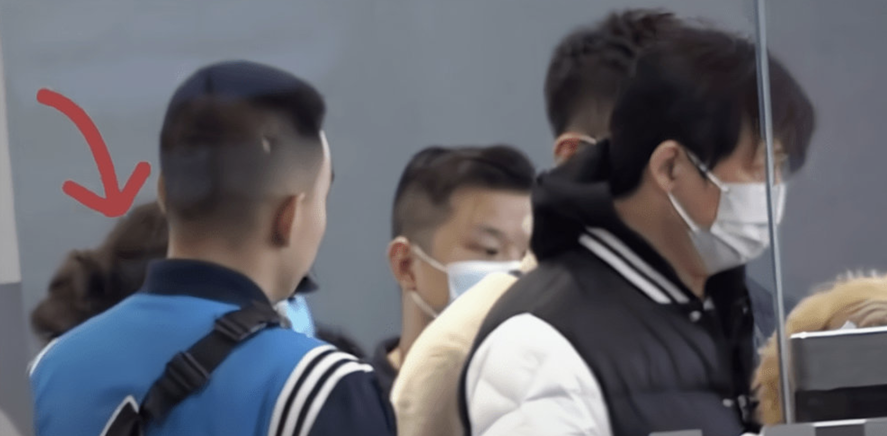 李易峰|潘粤明携37岁女友逛街，搂尹姝贻肩膀同行，二人感情甜蜜稳定